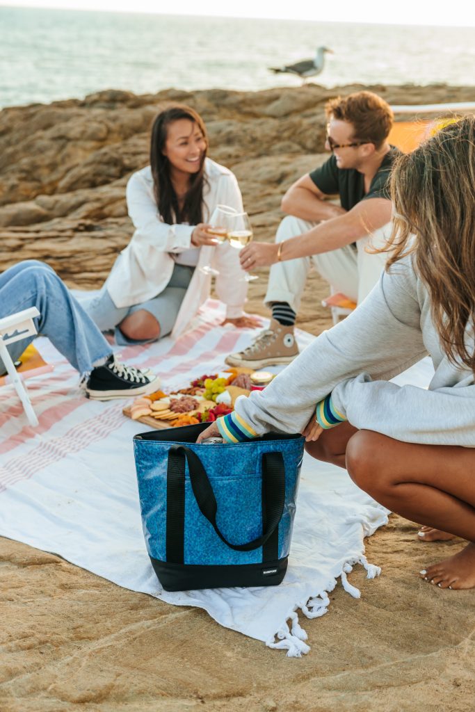 Wie legt man eine Picknickdecke zusammen?